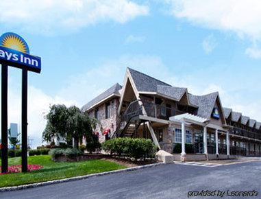 Days Inn By Wyndham Springfield/Phil.Intl Airport Exterior foto